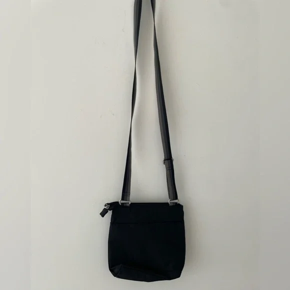 Baggallini Crossbody Color Black Top Zipper
Adjustable Strap Magnetic Closure - Picture 1 of 5